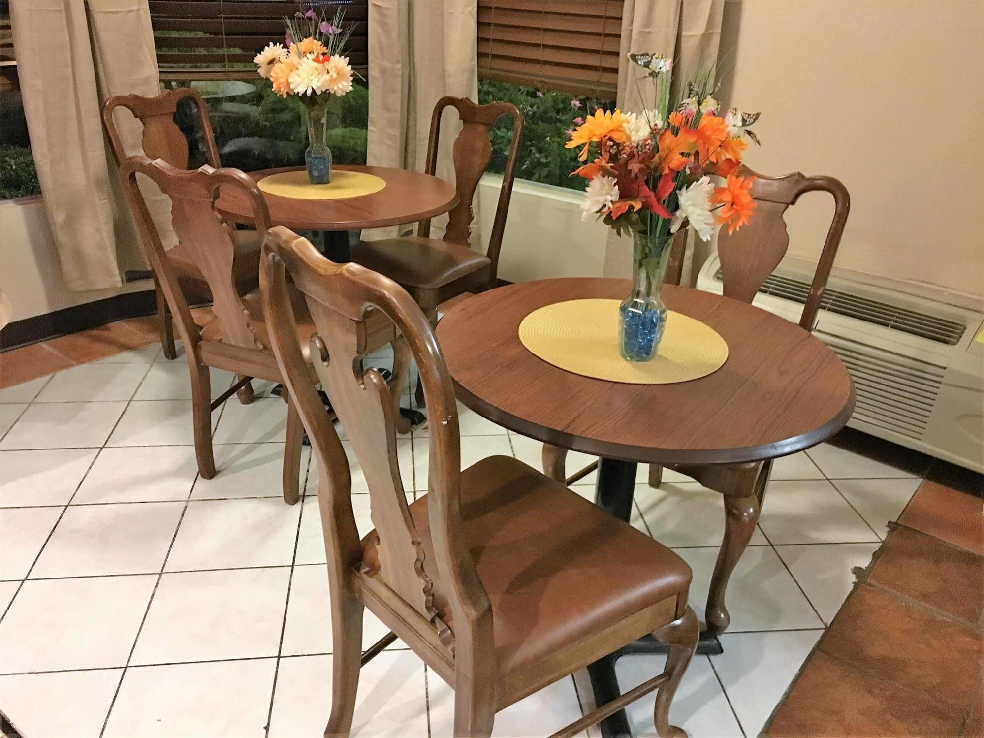 Americas Best Value Inn & Suites Williamstown Εξωτερικό φωτογραφία