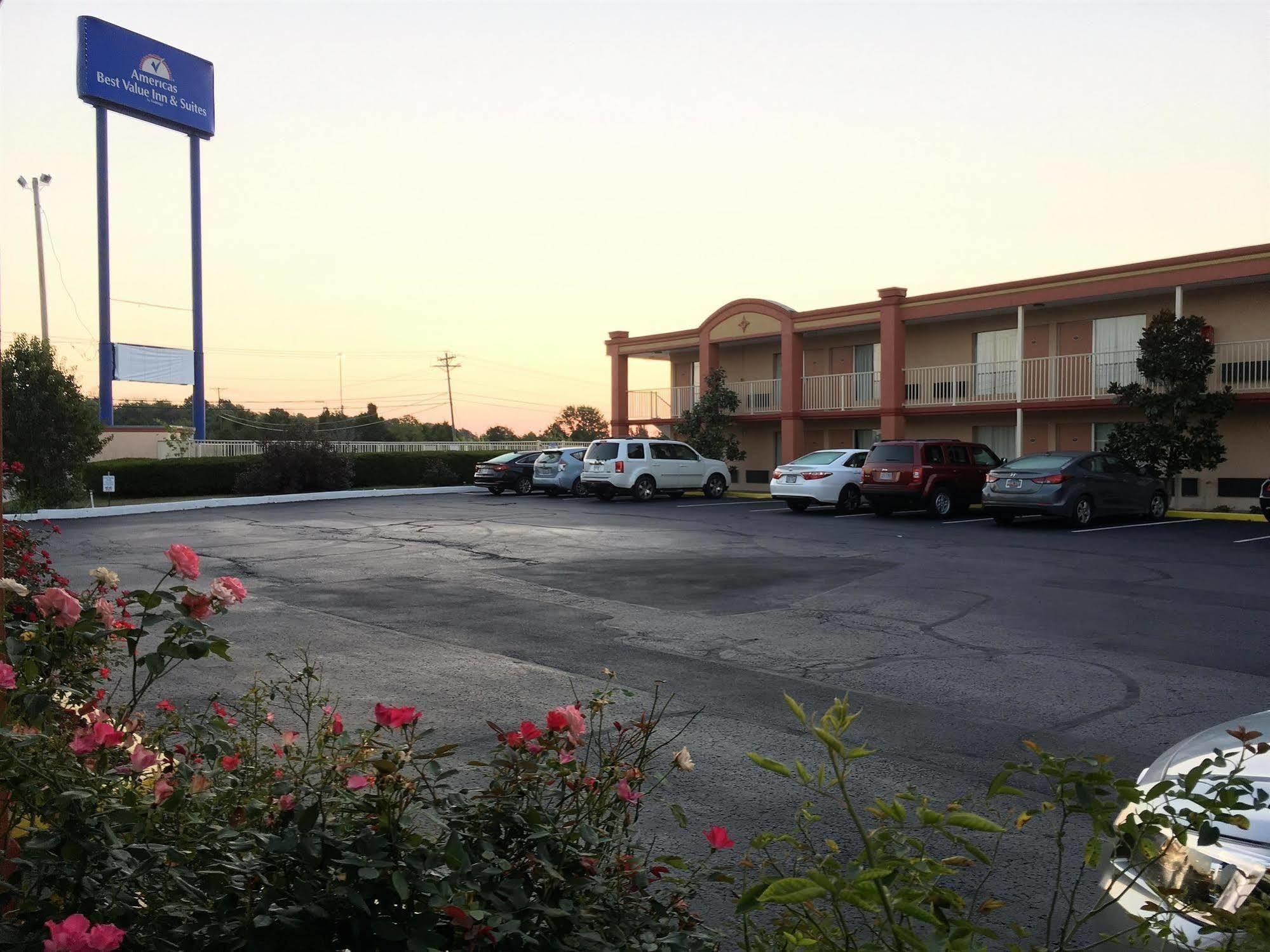 Americas Best Value Inn & Suites Williamstown Εξωτερικό φωτογραφία
