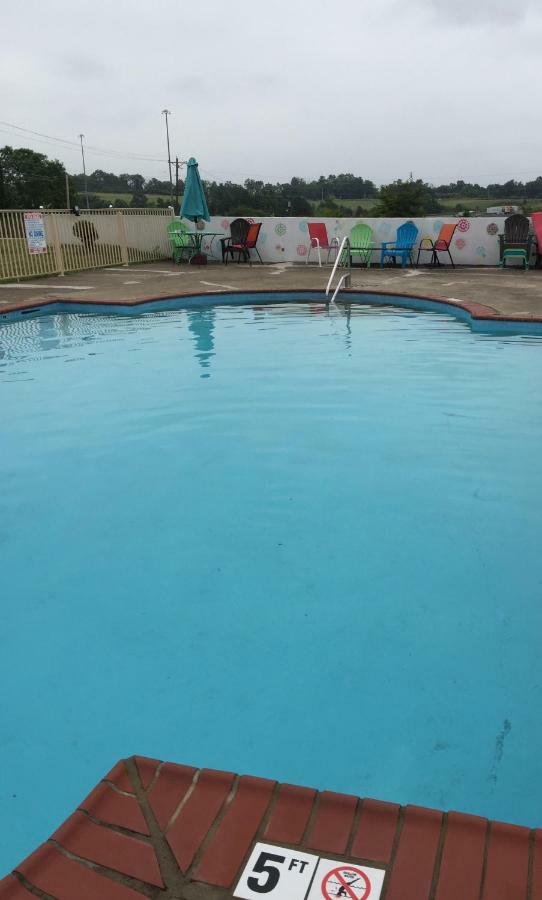 Americas Best Value Inn & Suites Williamstown Εξωτερικό φωτογραφία